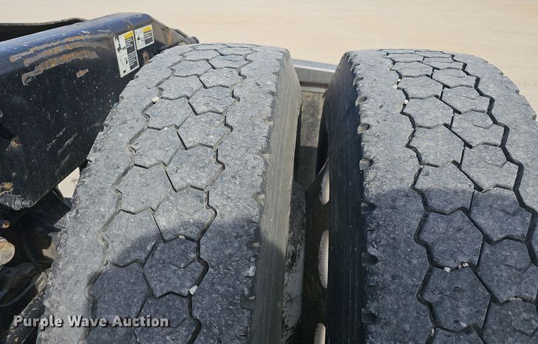 image for item EJ6040 2013 Peterbilt 386 semi truck