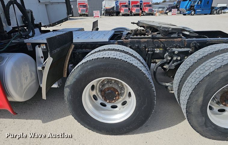 image for item EJ6040 2013 Peterbilt 386 semi truck