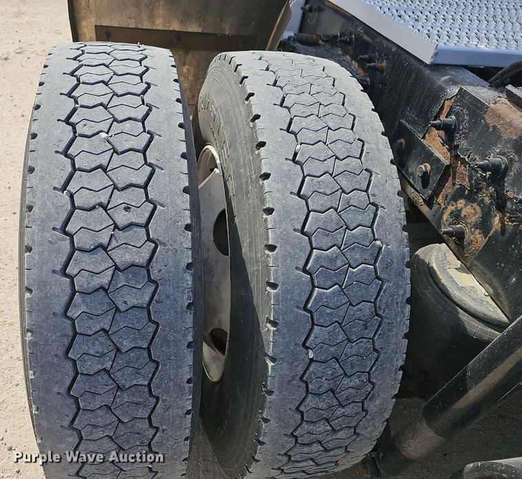 image for item EJ6040 2013 Peterbilt 386 semi truck