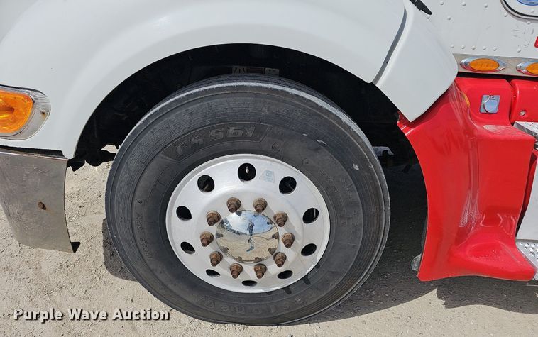 image for item EJ6040 2013 Peterbilt 386 semi truck