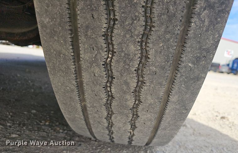 image for item EJ6040 2013 Peterbilt 386 semi truck