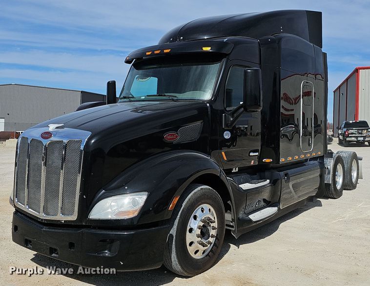 image for item EJ6041 2018 Peterbilt  579 semi truck