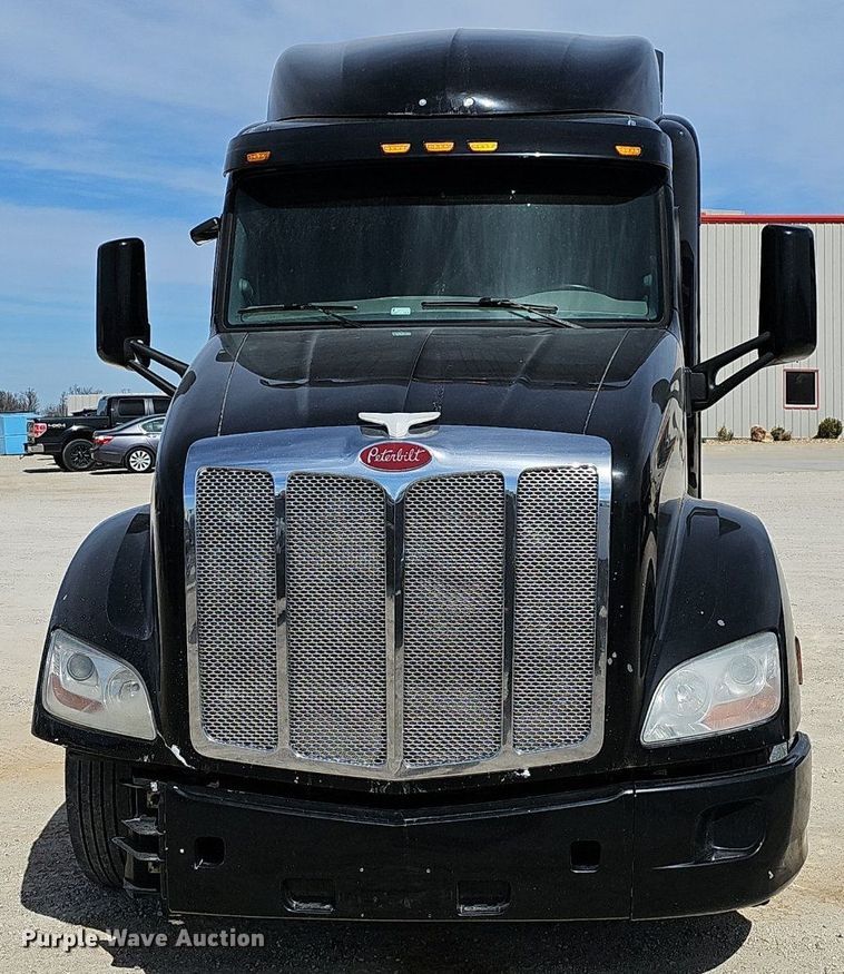 image for item EJ6041 2018 Peterbilt  579 semi truck