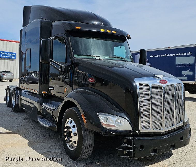 image for item EJ6041 2018 Peterbilt  579 semi truck
