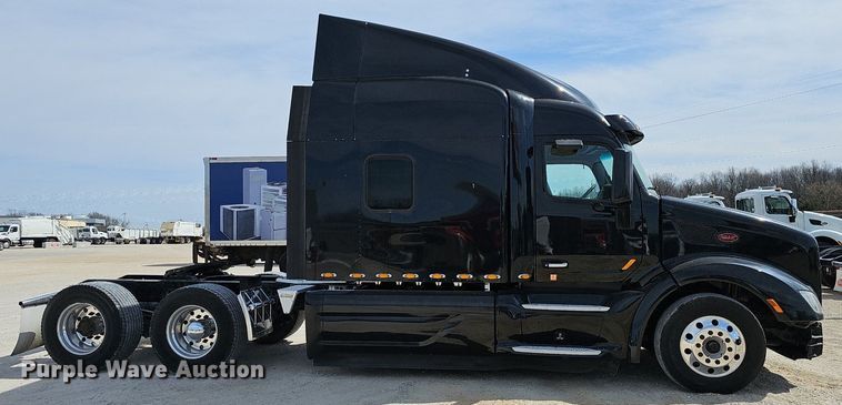 image for item EJ6041 2018 Peterbilt  579 semi truck