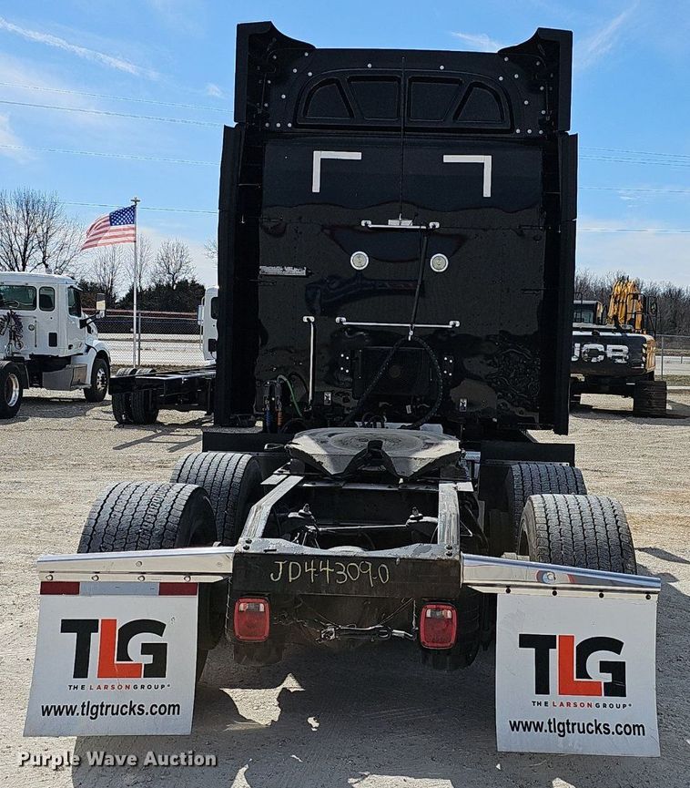 image for item EJ6041 2018 Peterbilt  579 semi truck