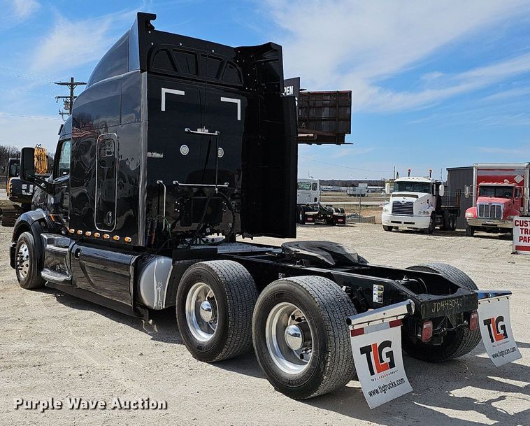 image for item EJ6041 2018 Peterbilt  579 semi truck