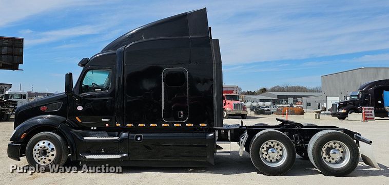 image for item EJ6041 2018 Peterbilt  579 semi truck