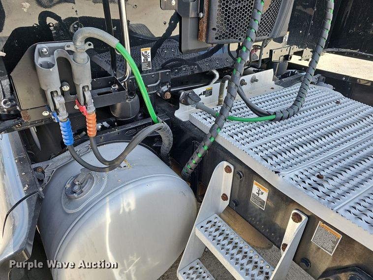 image for item EJ6041 2018 Peterbilt  579 semi truck