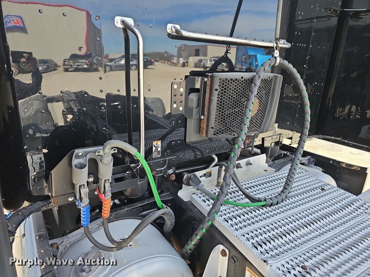 image for item EJ6041 2018 Peterbilt  579 semi truck