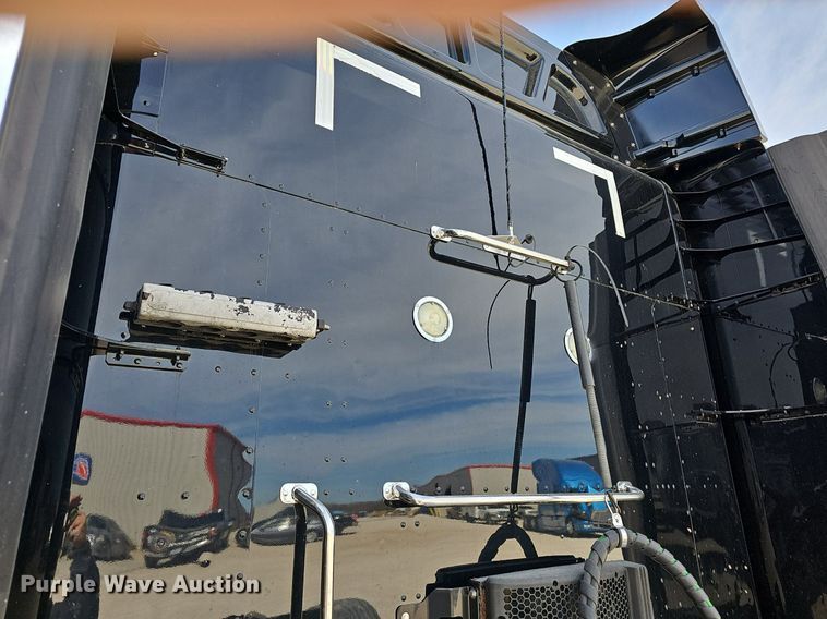 image for item EJ6041 2018 Peterbilt  579 semi truck