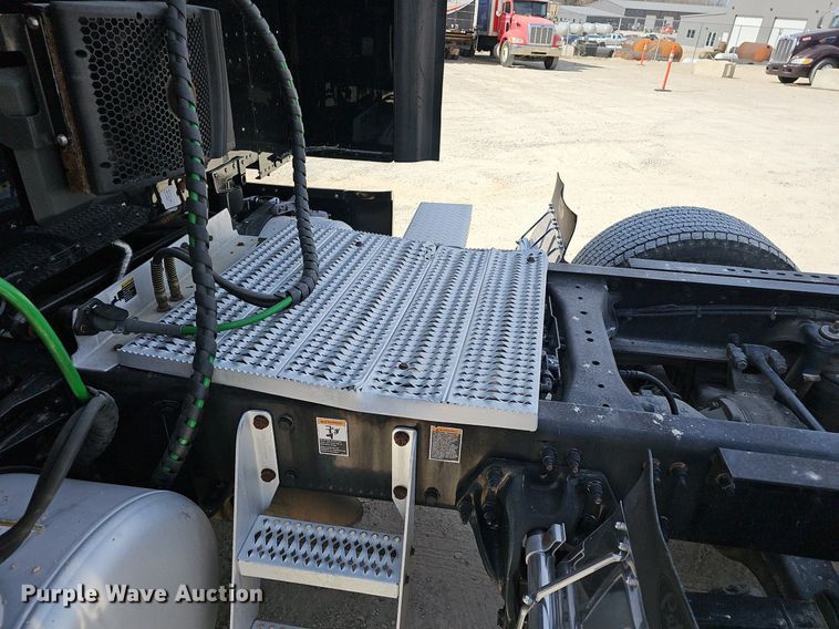 image for item EJ6041 2018 Peterbilt  579 semi truck