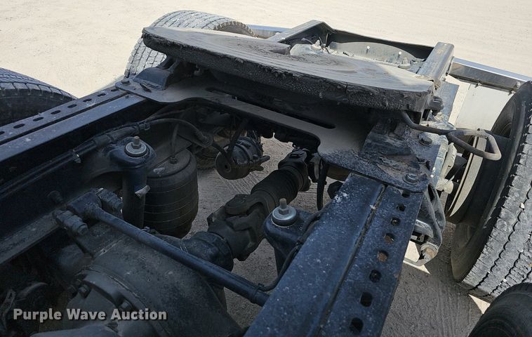 image for item EJ6041 2018 Peterbilt  579 semi truck