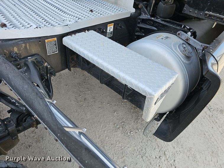 image for item EJ6041 2018 Peterbilt  579 semi truck