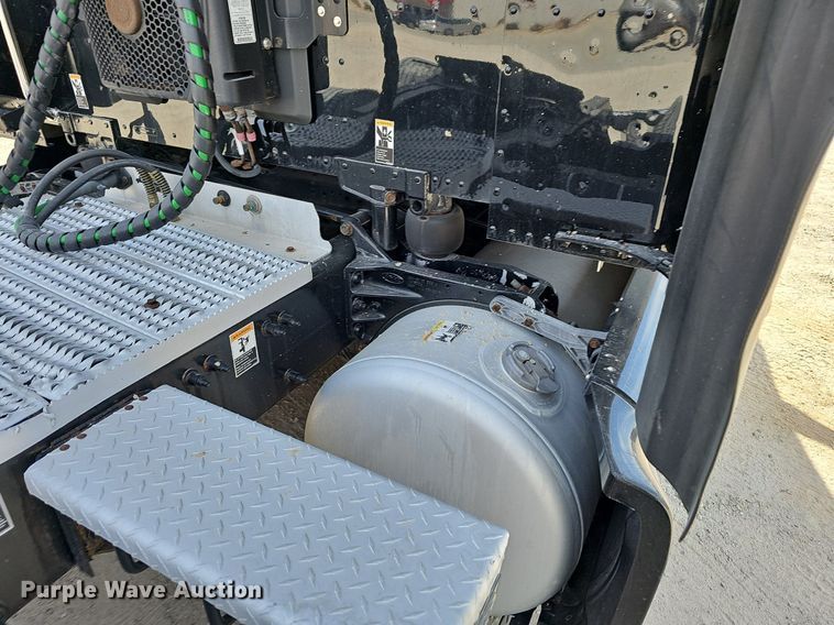 image for item EJ6041 2018 Peterbilt  579 semi truck