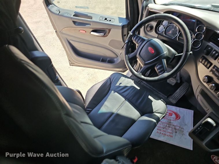 image for item EJ6041 2018 Peterbilt  579 semi truck