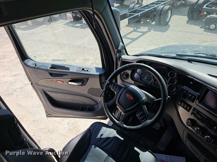 image for item EJ6041 2018 Peterbilt  579 semi truck