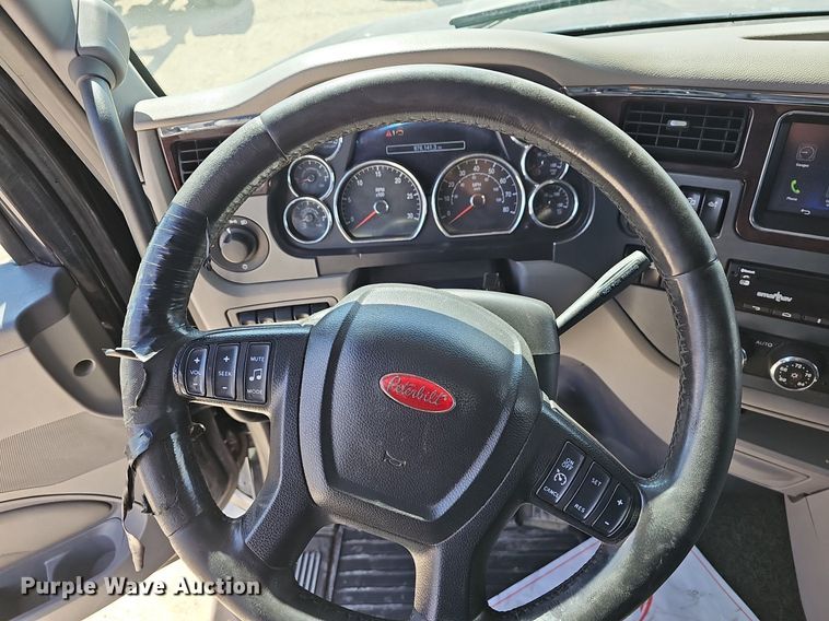 image for item EJ6041 2018 Peterbilt  579 semi truck