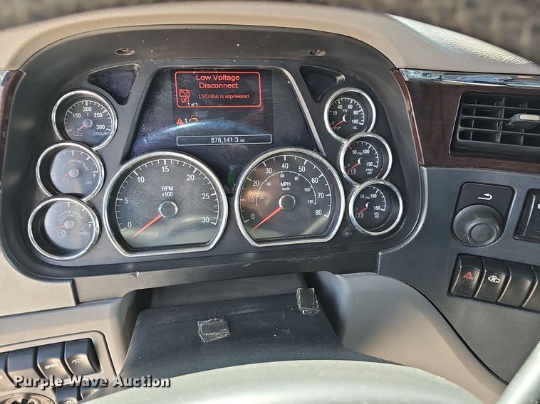 image for item EJ6041 2018 Peterbilt  579 semi truck