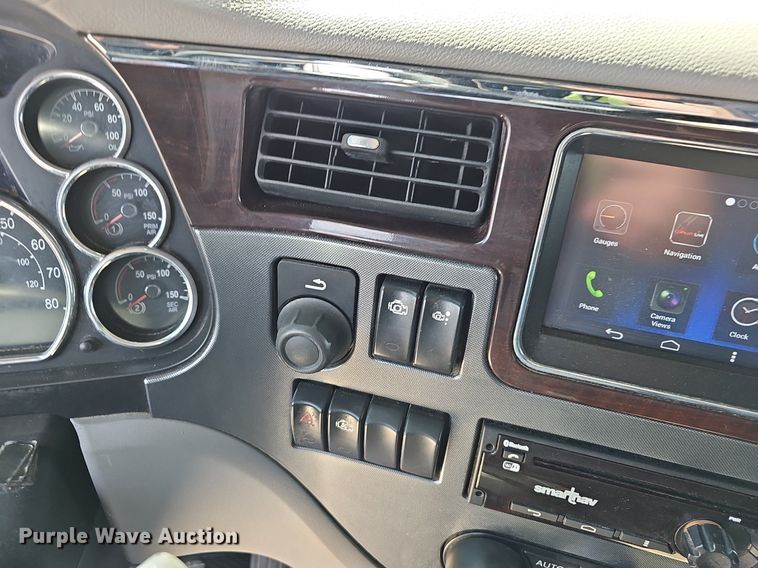 image for item EJ6041 2018 Peterbilt  579 semi truck