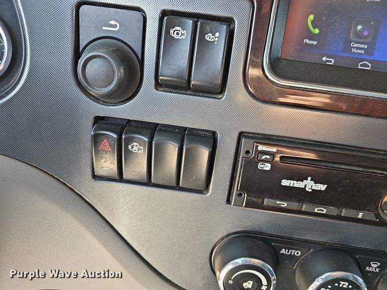 image for item EJ6041 2018 Peterbilt  579 semi truck