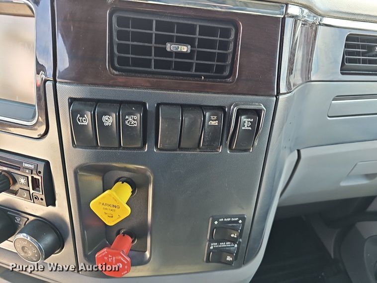 image for item EJ6041 2018 Peterbilt  579 semi truck