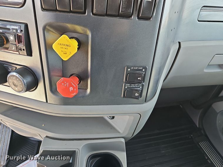 image for item EJ6041 2018 Peterbilt  579 semi truck