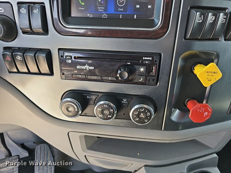 image for item EJ6041 2018 Peterbilt  579 semi truck