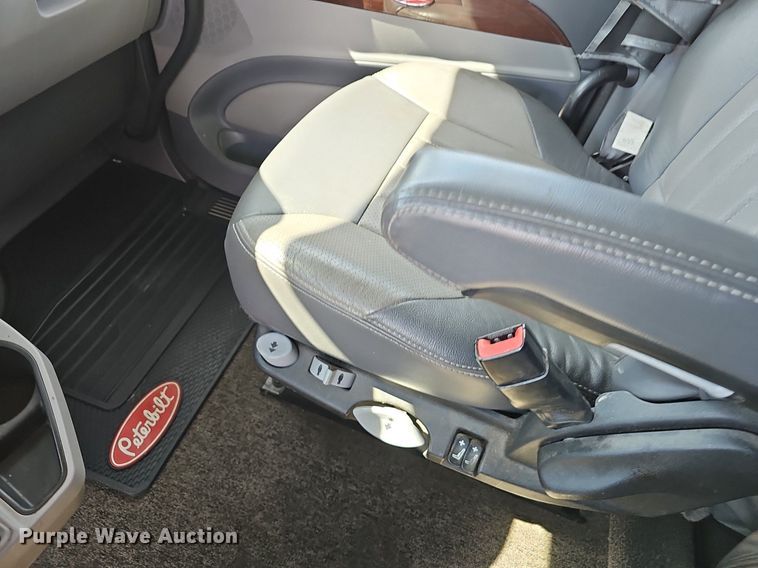 image for item EJ6041 2018 Peterbilt  579 semi truck