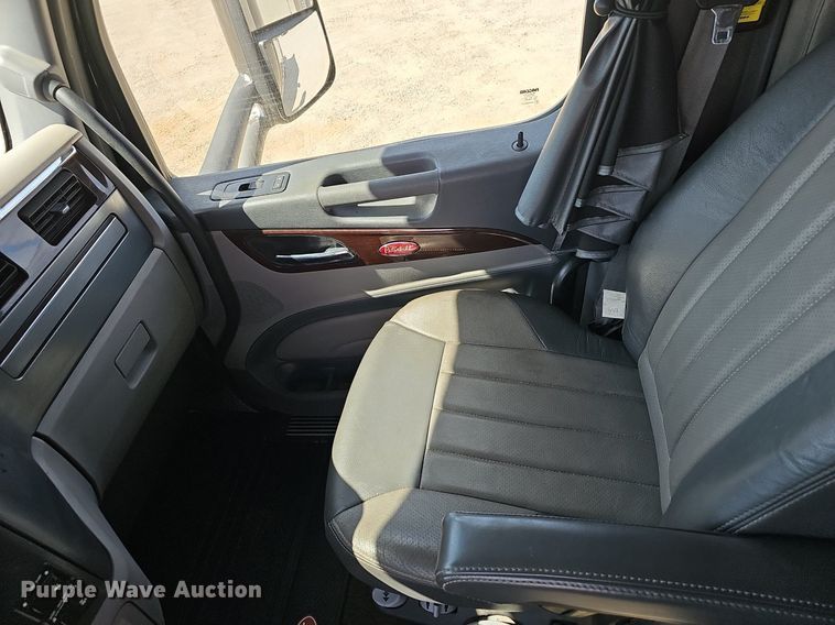 image for item EJ6041 2018 Peterbilt  579 semi truck