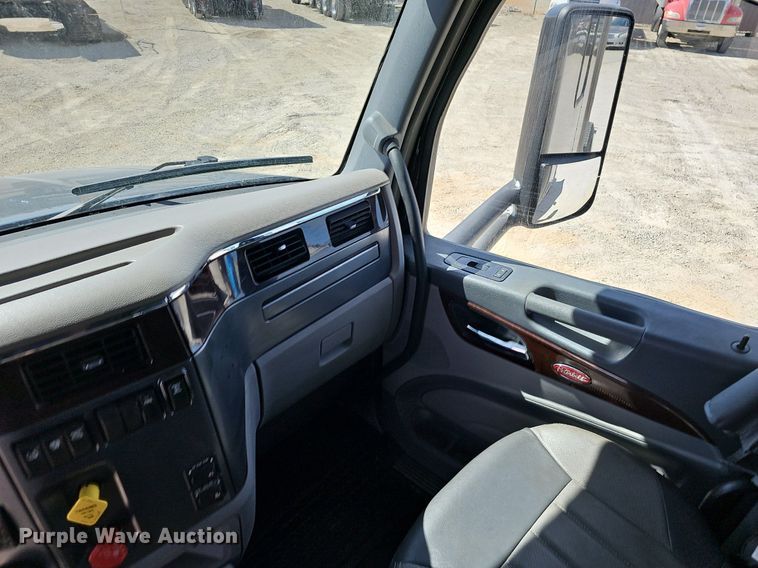 image for item EJ6041 2018 Peterbilt  579 semi truck