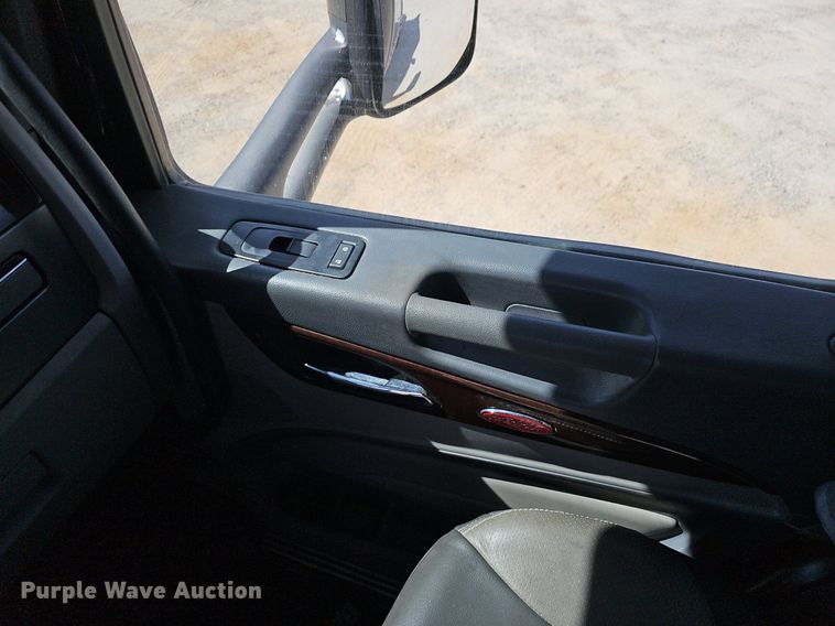 image for item EJ6041 2018 Peterbilt  579 semi truck