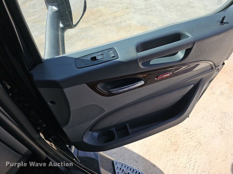 image for item EJ6041 2018 Peterbilt  579 semi truck