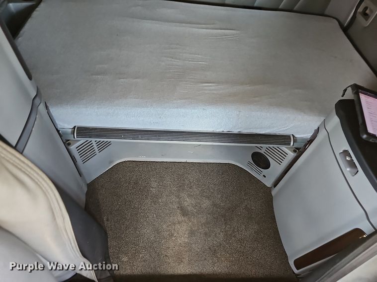 image for item EJ6041 2018 Peterbilt  579 semi truck