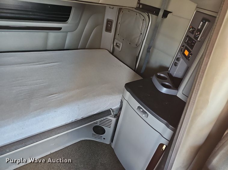 image for item EJ6041 2018 Peterbilt  579 semi truck