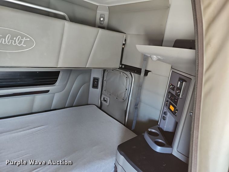 image for item EJ6041 2018 Peterbilt  579 semi truck