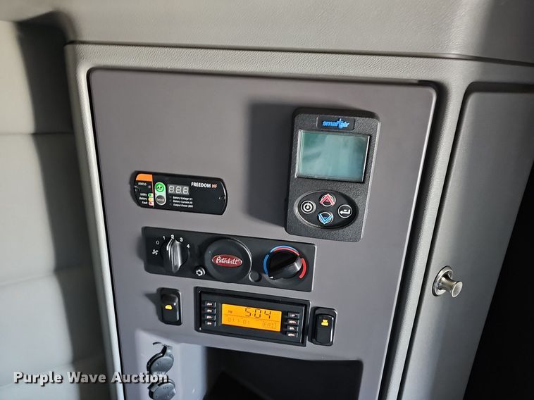 image for item EJ6041 2018 Peterbilt  579 semi truck