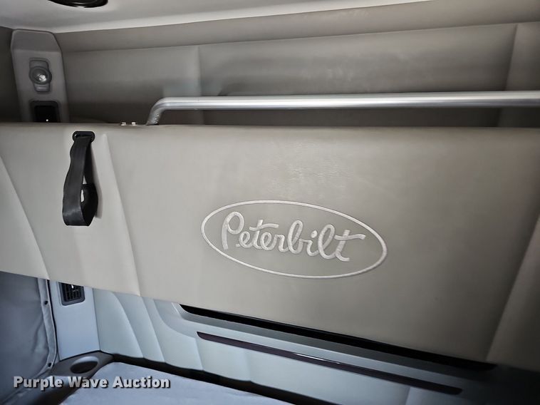 image for item EJ6041 2018 Peterbilt  579 semi truck