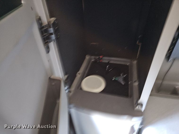 image for item EJ6041 2018 Peterbilt  579 semi truck