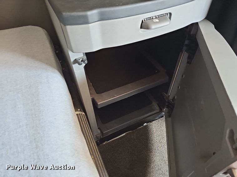 image for item EJ6041 2018 Peterbilt  579 semi truck