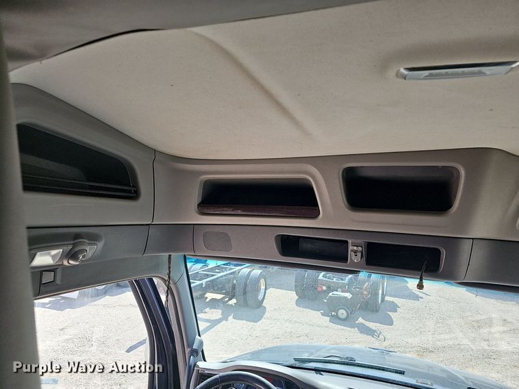 image for item EJ6041 2018 Peterbilt  579 semi truck