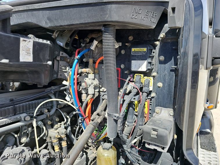 image for item EJ6041 2018 Peterbilt  579 semi truck