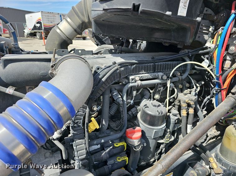 image for item EJ6041 2018 Peterbilt  579 semi truck