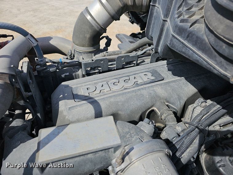 image for item EJ6041 2018 Peterbilt  579 semi truck