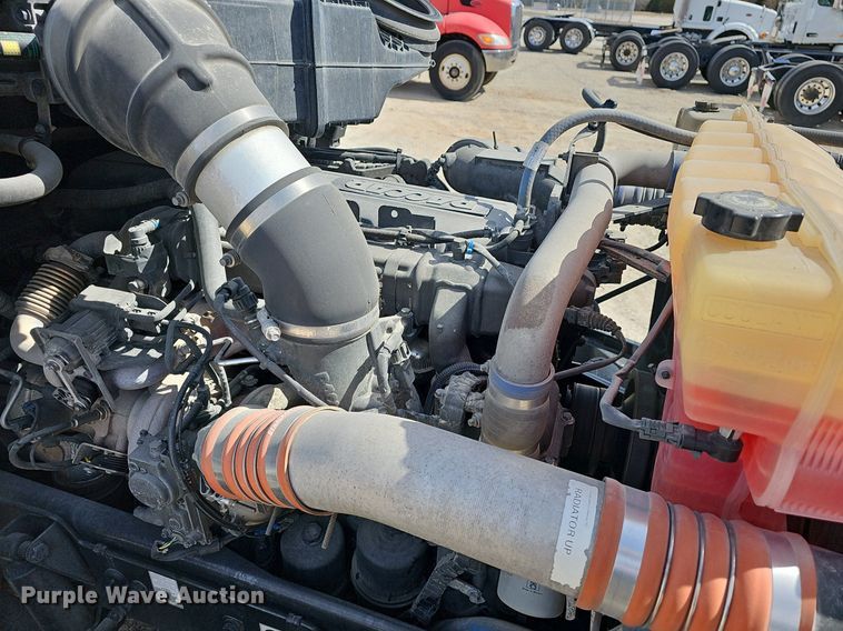 image for item EJ6041 2018 Peterbilt  579 semi truck