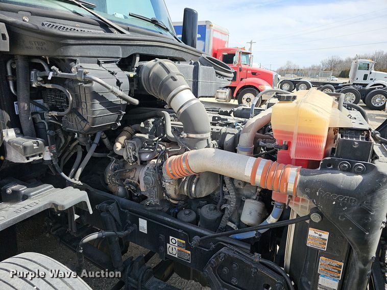 image for item EJ6041 2018 Peterbilt  579 semi truck