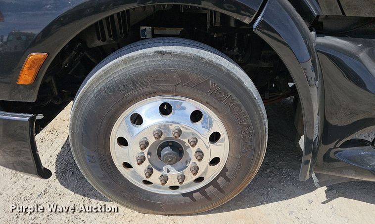 image for item EJ6041 2018 Peterbilt  579 semi truck