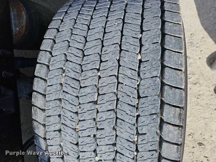 image for item EJ6041 2018 Peterbilt  579 semi truck