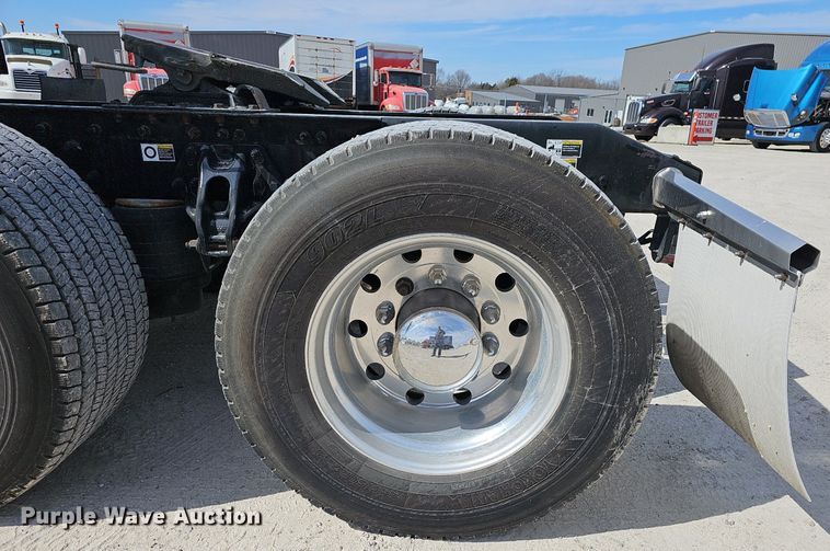 image for item EJ6041 2018 Peterbilt  579 semi truck