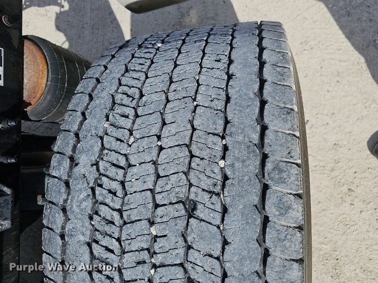 image for item EJ6041 2018 Peterbilt  579 semi truck